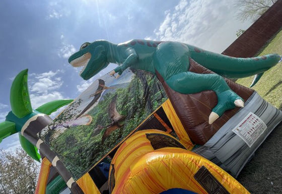 Experimente a emoção da era dos dinossauros com a nossa casa e escorrega infláveis