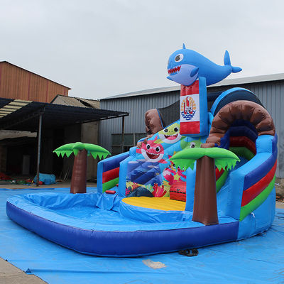 Cor personalizada Popular Pequeno Tubarão Slide de água inflável com piscina