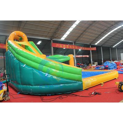 Jogos de quintal para crianças Deslizamento aquático comercial Combinação de piscina inflável e ferramentas de pulverização