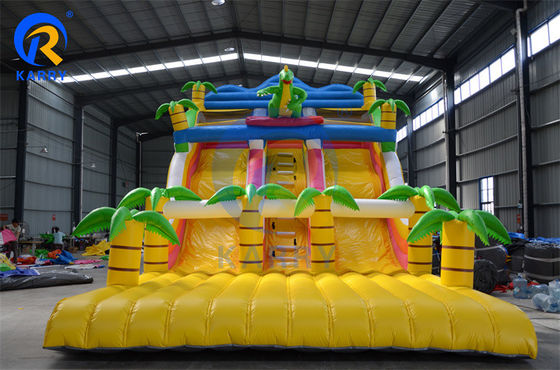Casa de salto com escorregador