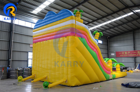 Casa de salto com escorregador