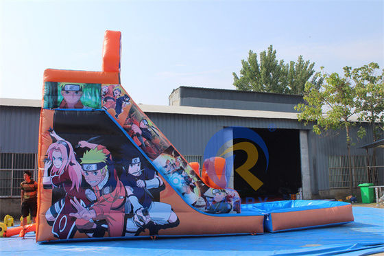 Equipamento inflável de PVC comercial Personagens de anime de sangue quente Deslizamento de água com piscina