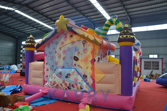 Faixa etária 5-7 anos Bomba de doces Castelo de salto com pequeno deslizamento e obstáculo