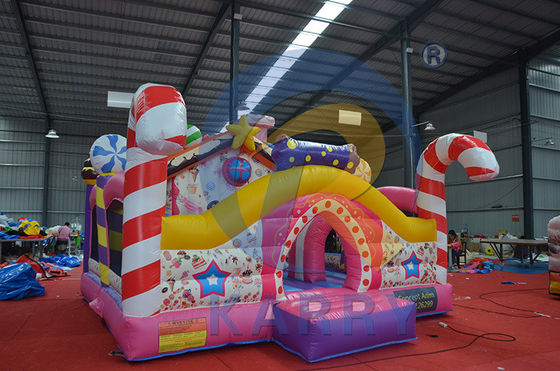 Faixa etária 5-7 anos Bomba de doces Castelo de salto com pequeno deslizamento e obstáculo