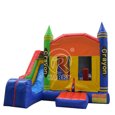 Espaço de jogos ao ar livre divertido castelo inflável colorido e casa de salto com slide