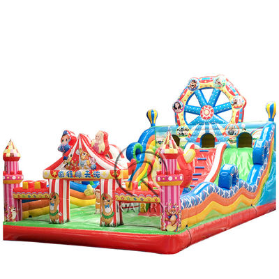 Deslizamento de castelo com roda gigante, casa de salto e campo de obstáculos.
