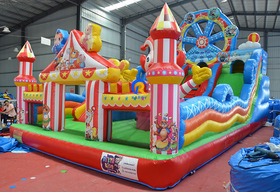 Deslizamento de castelo com roda gigante, casa de salto e campo de obstáculos.