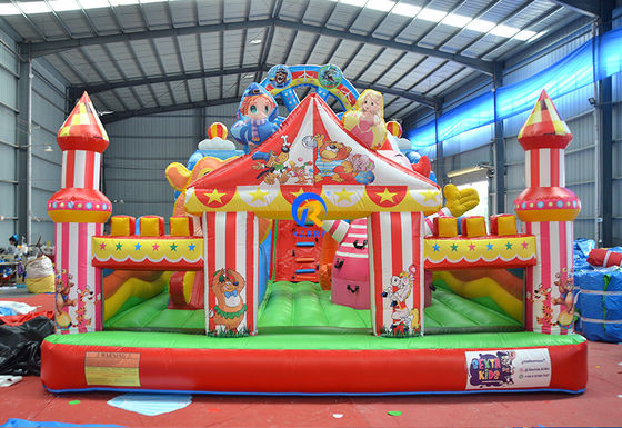 Deslizamento de castelo com roda gigante, casa de salto e campo de obstáculos.