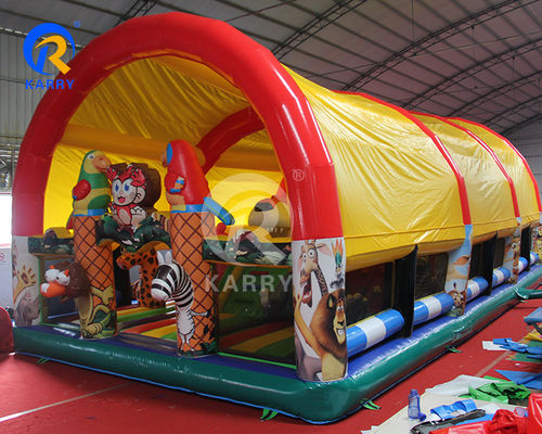 Largo parque infantil para crianças e adultos
