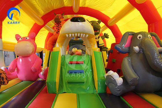 Largo parque infantil para crianças e adultos