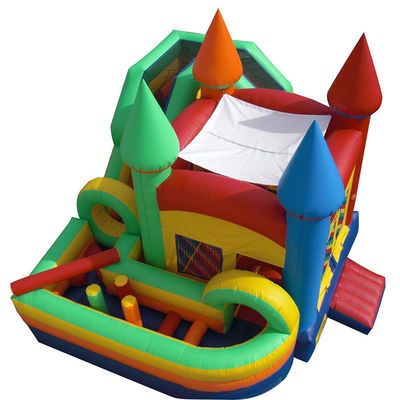 Casa de salto com slide