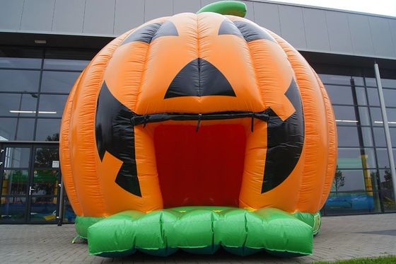 Faça da sua festa de Halloween um sucesso com a nossa casa inflável de abóbora