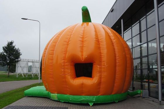 Faça da sua festa de Halloween um sucesso com a nossa casa inflável de abóbora