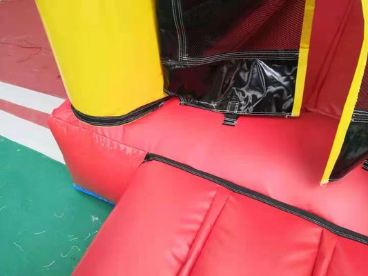 Um guarda-roupa inflável comercial com acessórios e design de mini macaco