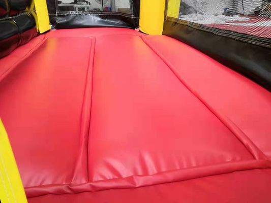 Um guarda-roupa inflável comercial com acessórios e design de mini macaco