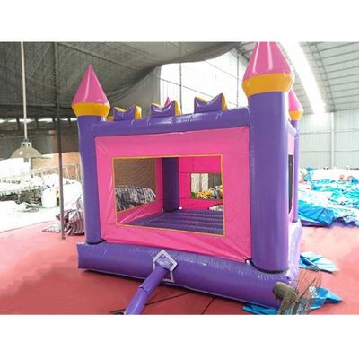 Castelo inflável rosa para brincar com saltos de crianças