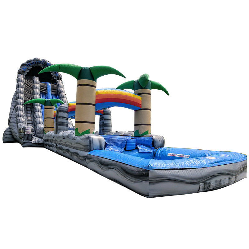 Parque aquático inflável com piscina infantil e escorrega