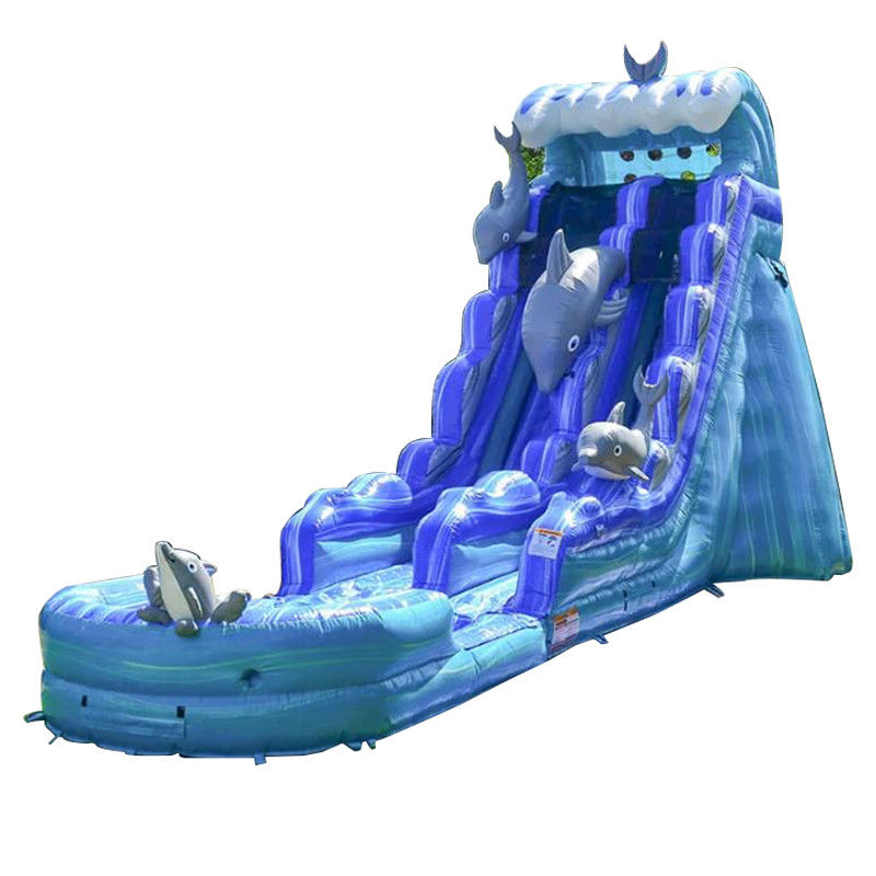 Slide inflável para crianças e adultos no parque aquático de verão