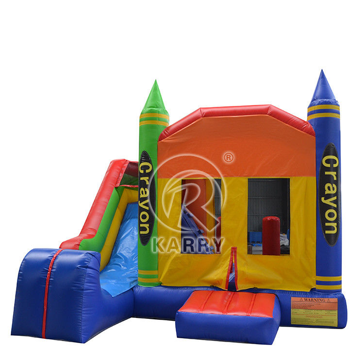 Espaço de jogos ao ar livre divertido castelo inflável colorido e casa de salto com slide